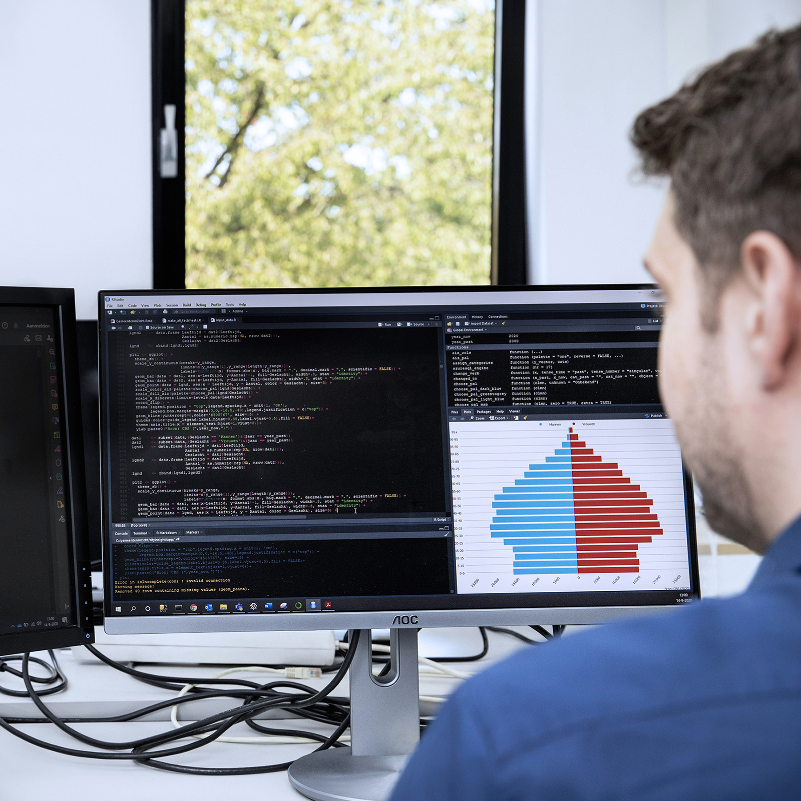 Etil onderzoeker werkt aan een dashboard met arbeidsmarktdata.